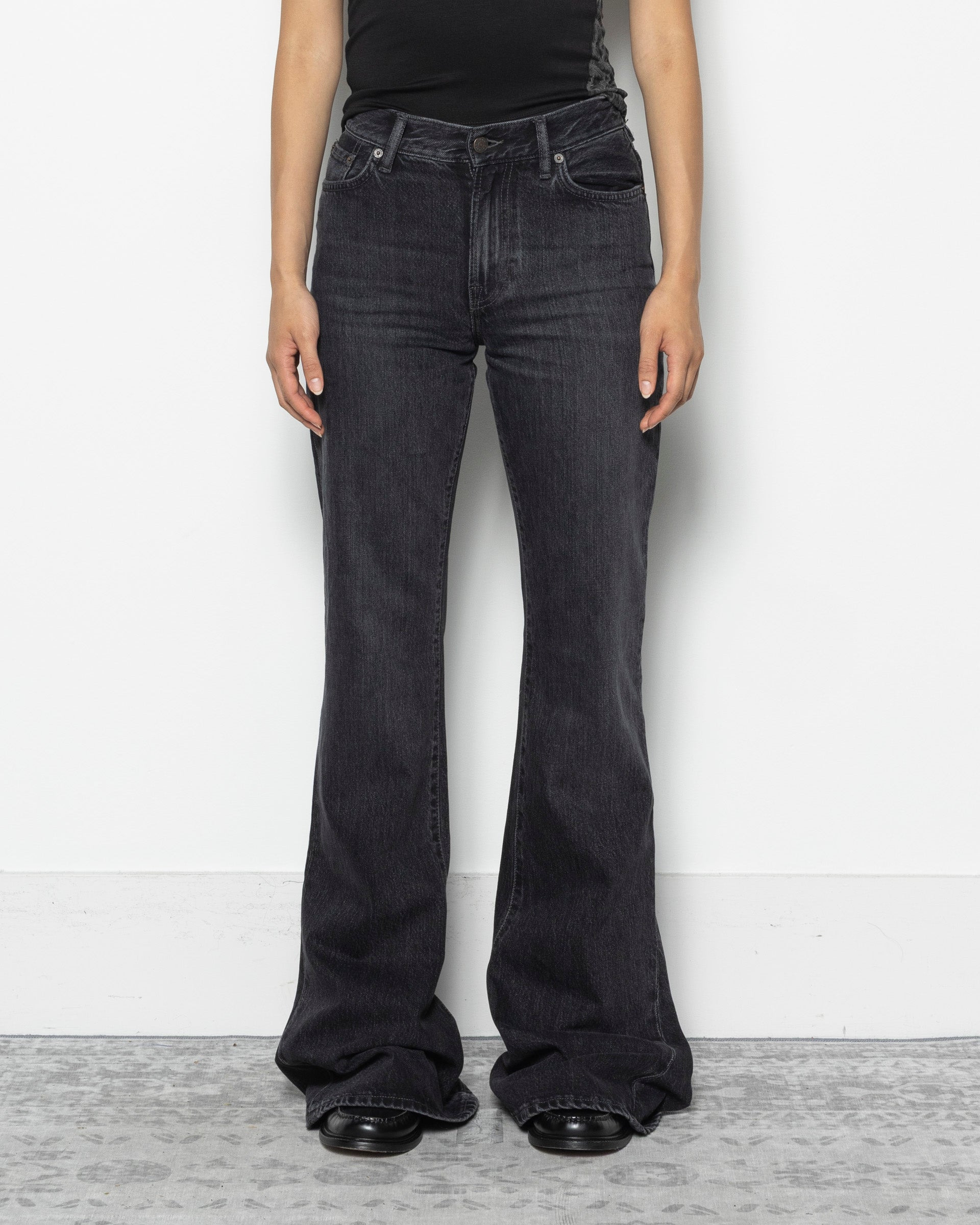 2024F Regular Fit Bootcut Jeans in Vintage Black