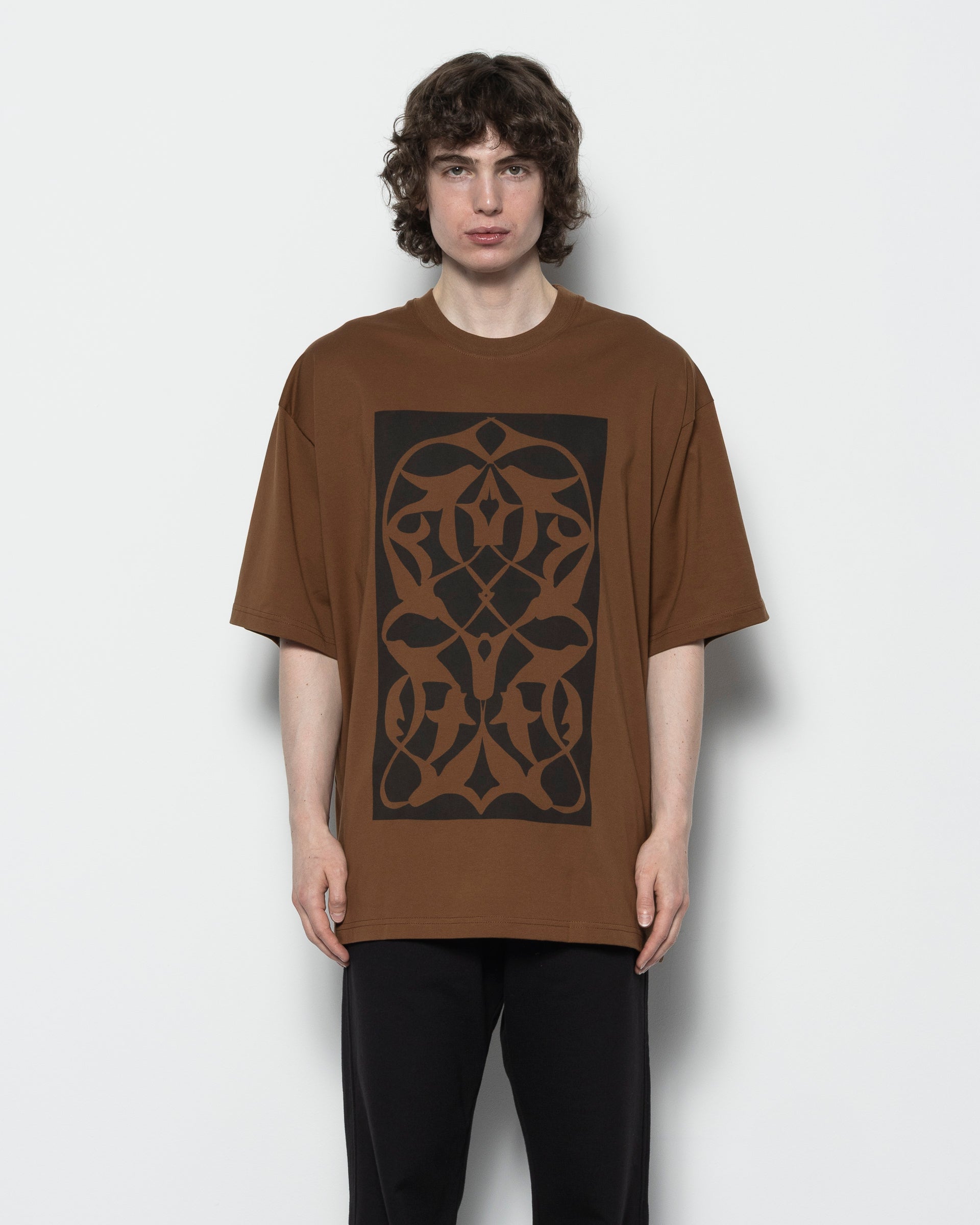 "Arabesque" Gym T-Shirt in Brown