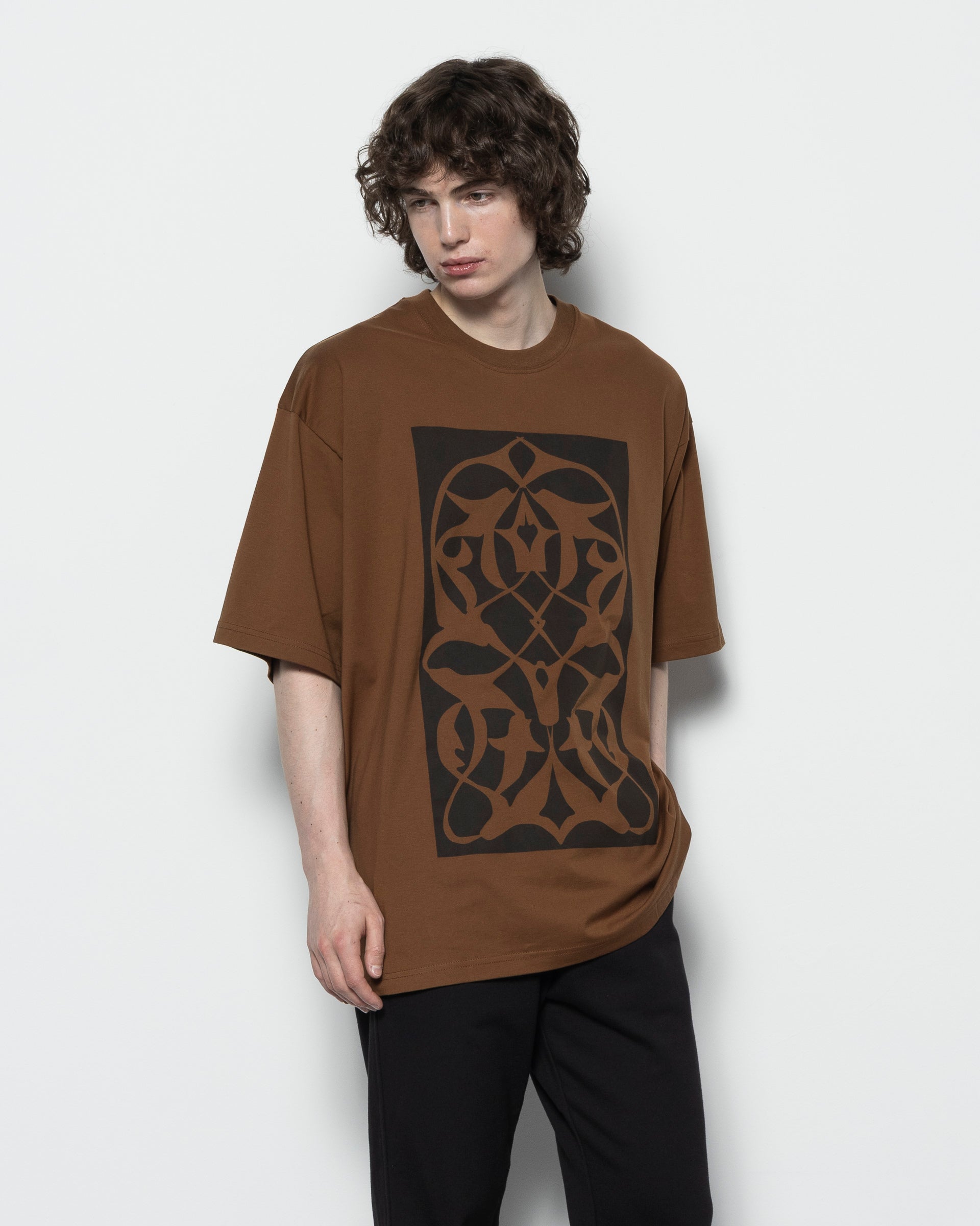 "Arabesque" Gym T-Shirt in Brown