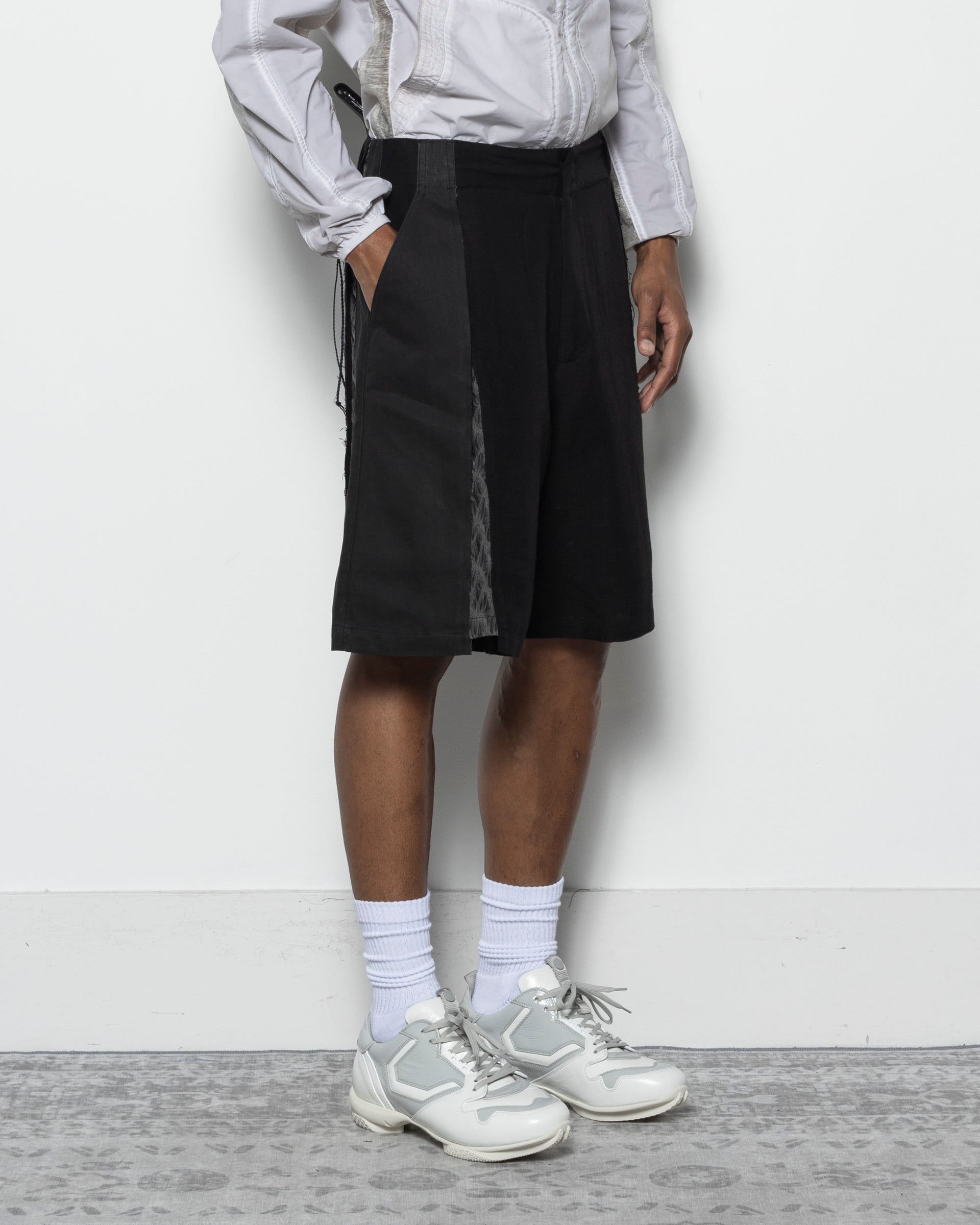 01 Shorts in Black