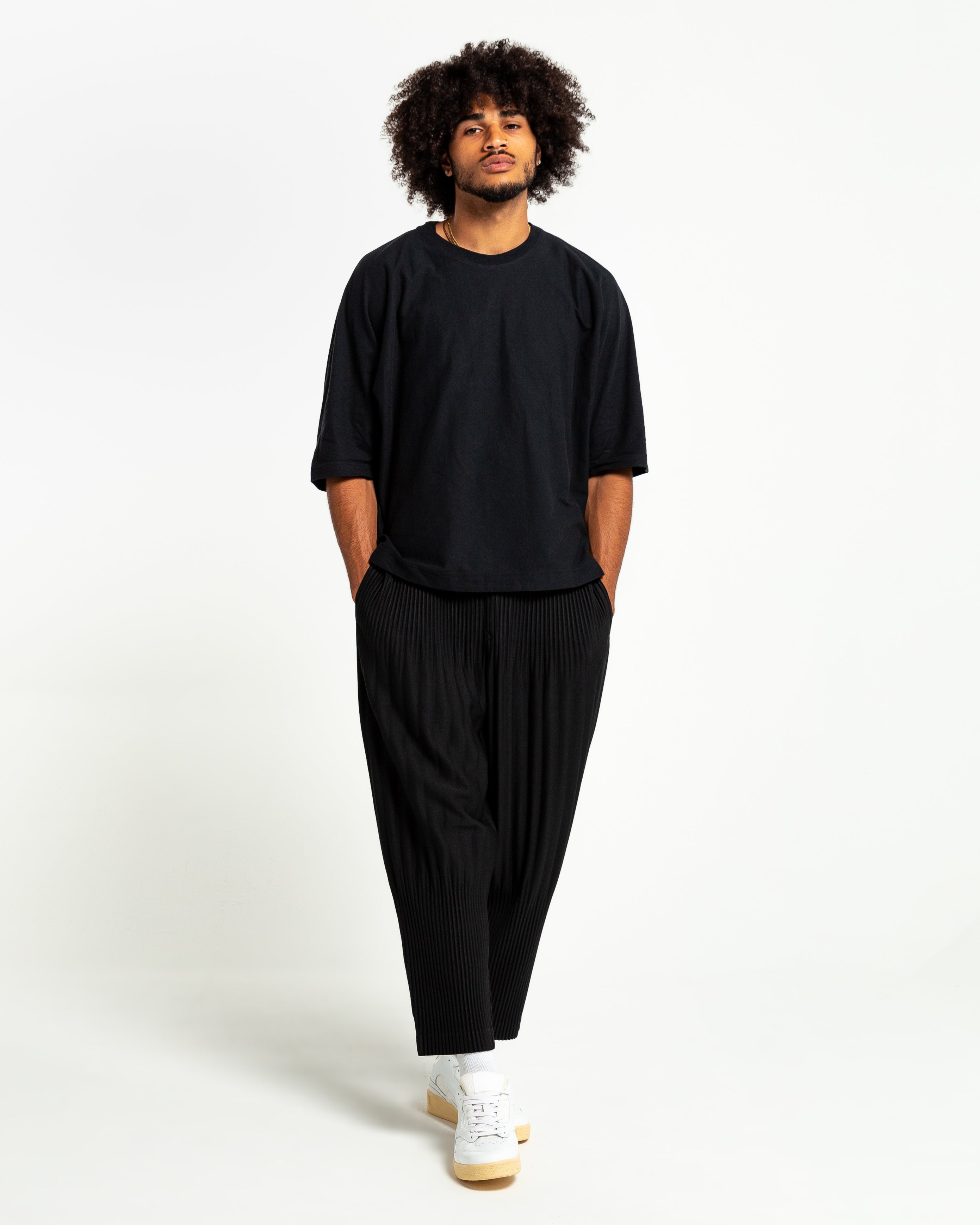Basic Tapered Pleated Pants in Black