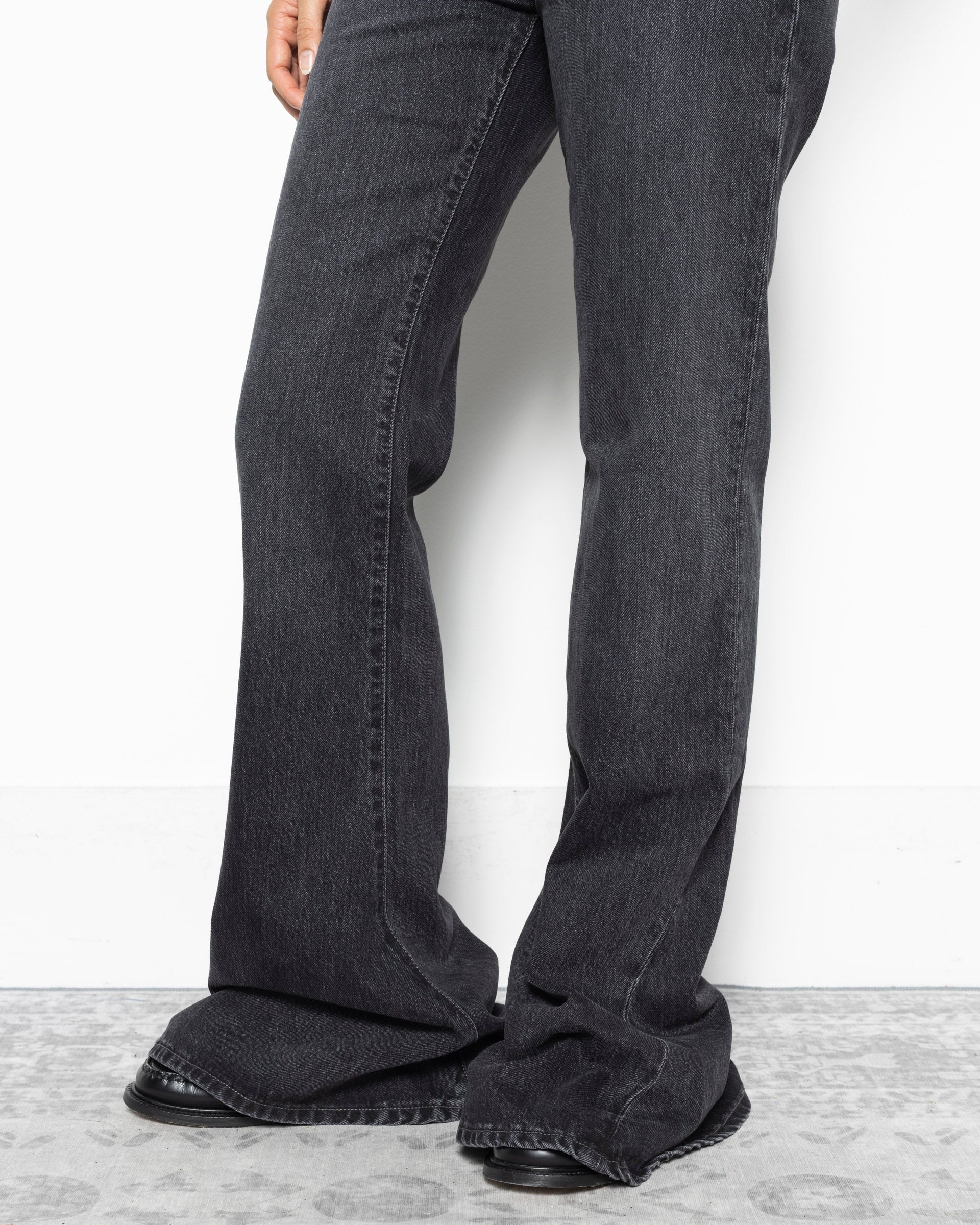 2024F Regular Fit Bootcut Jeans in Vintage Black