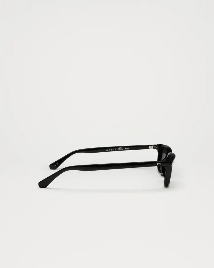 Novis in Coal Black