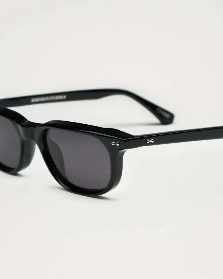 Novis in Coal Black