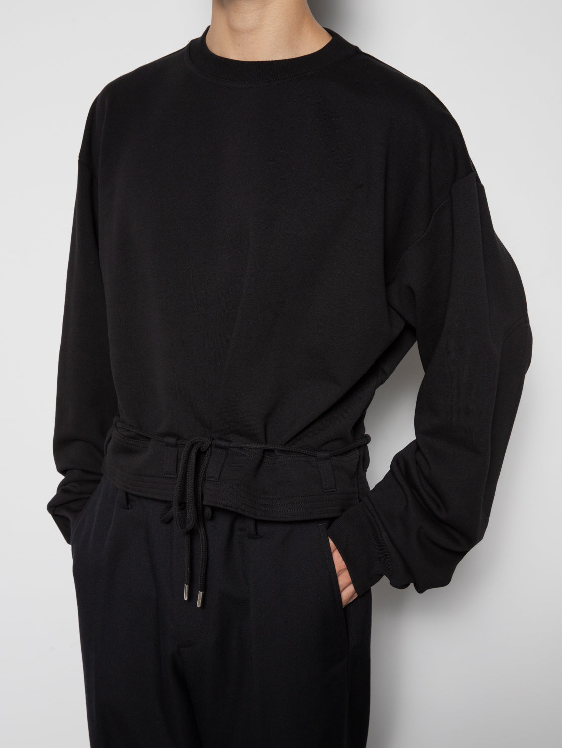 Hasterfield Cropped Sweatshirt in Black