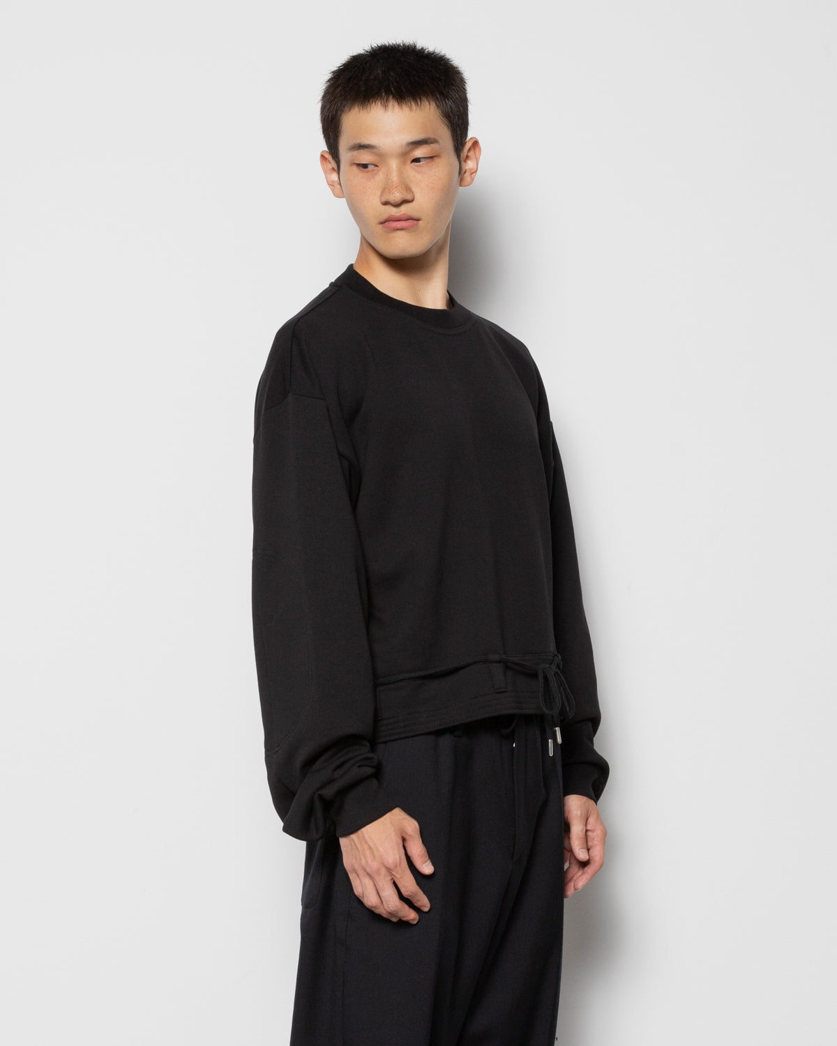 Hasterfield Cropped Sweatshirt in Black