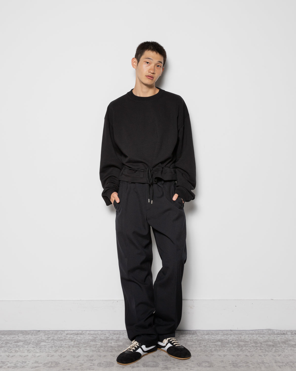 Hasterfield Cropped Sweatshirt in Black