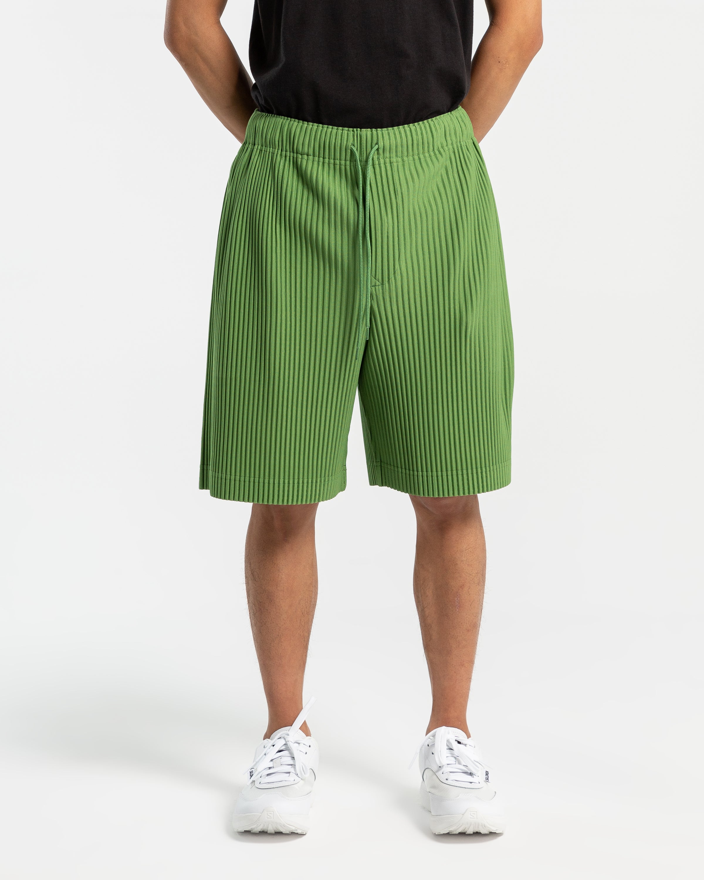 Color Pleat Bottom Shorts in Grass Green
