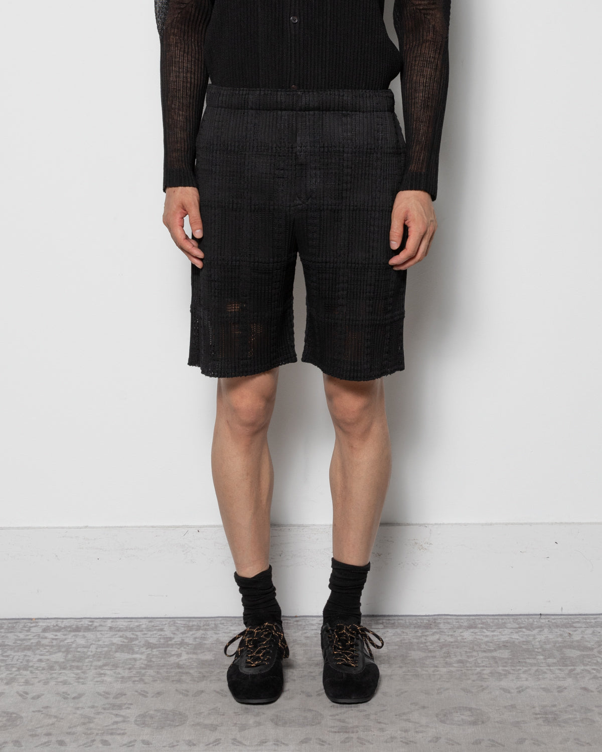 Lace Grid Pleats Shorts in Black