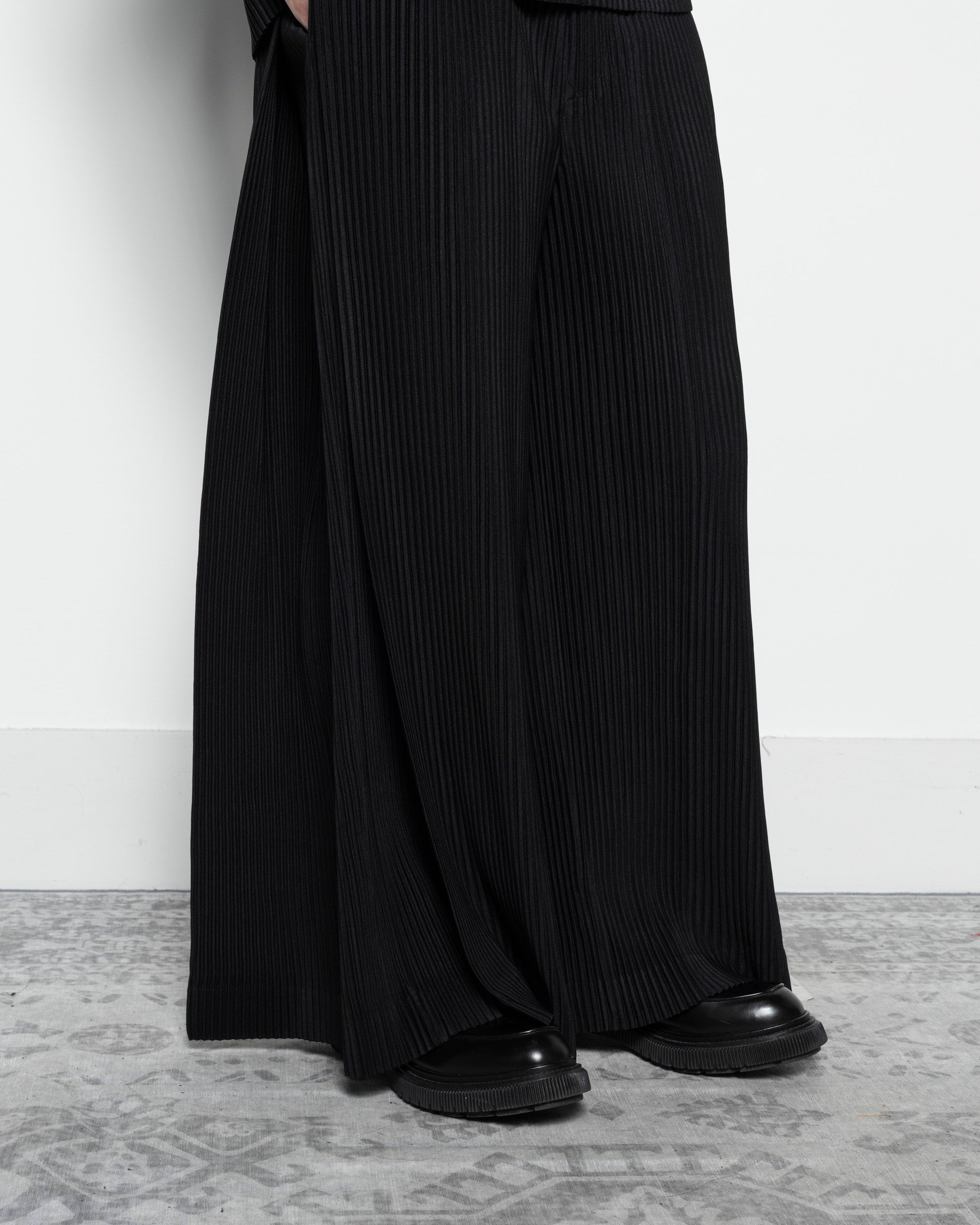 Homme Plissé Issey Miyake MC May Pants in Black | RODEN GRAY