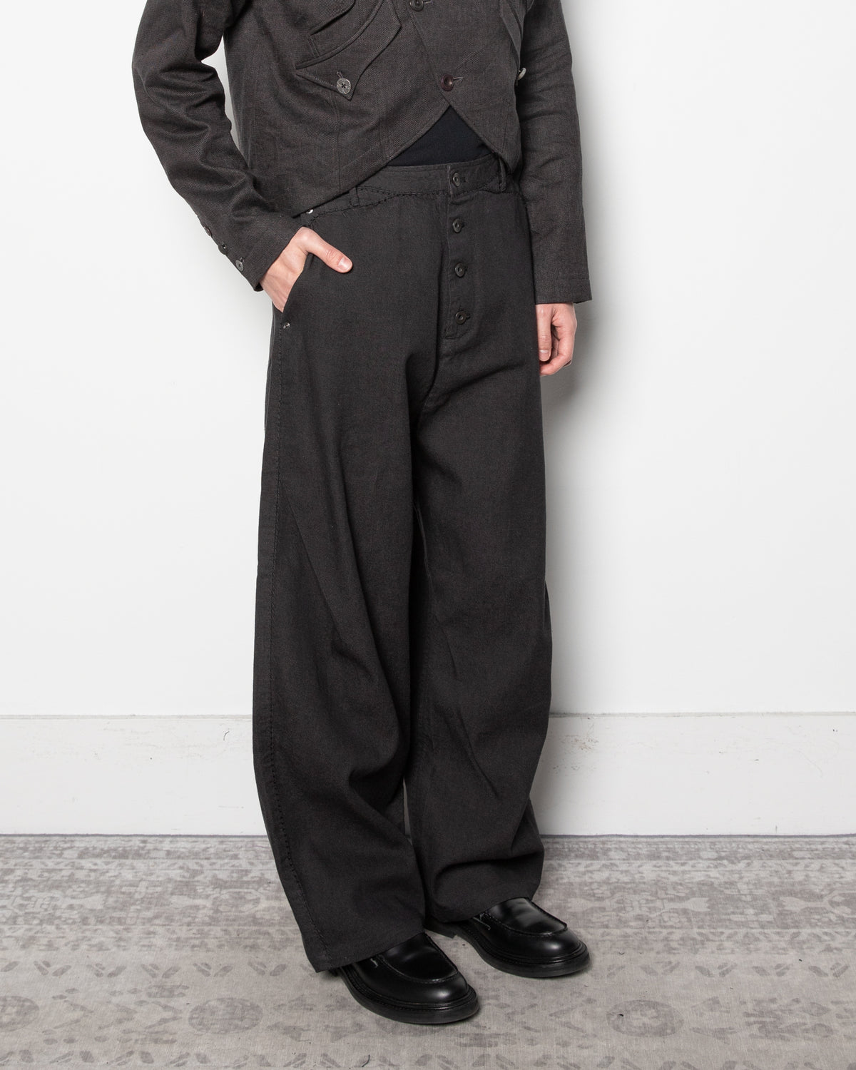 Overlocked Loose Buckleback Pants in Black