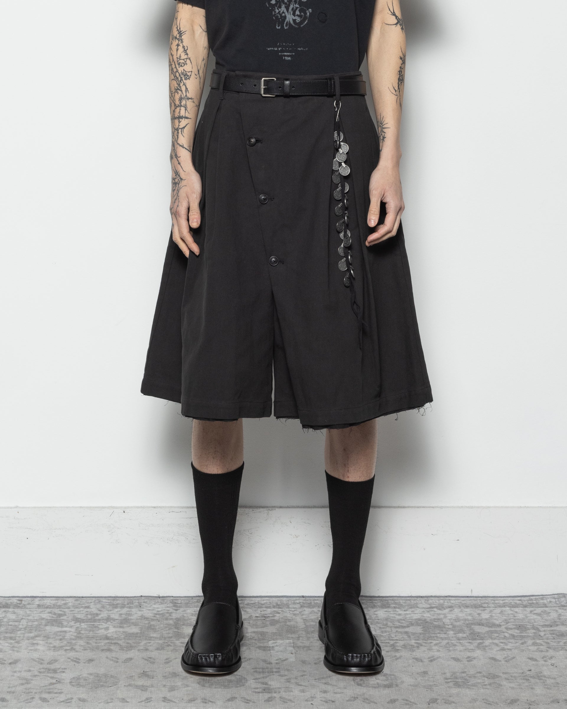 Button Draft Shorts in Black