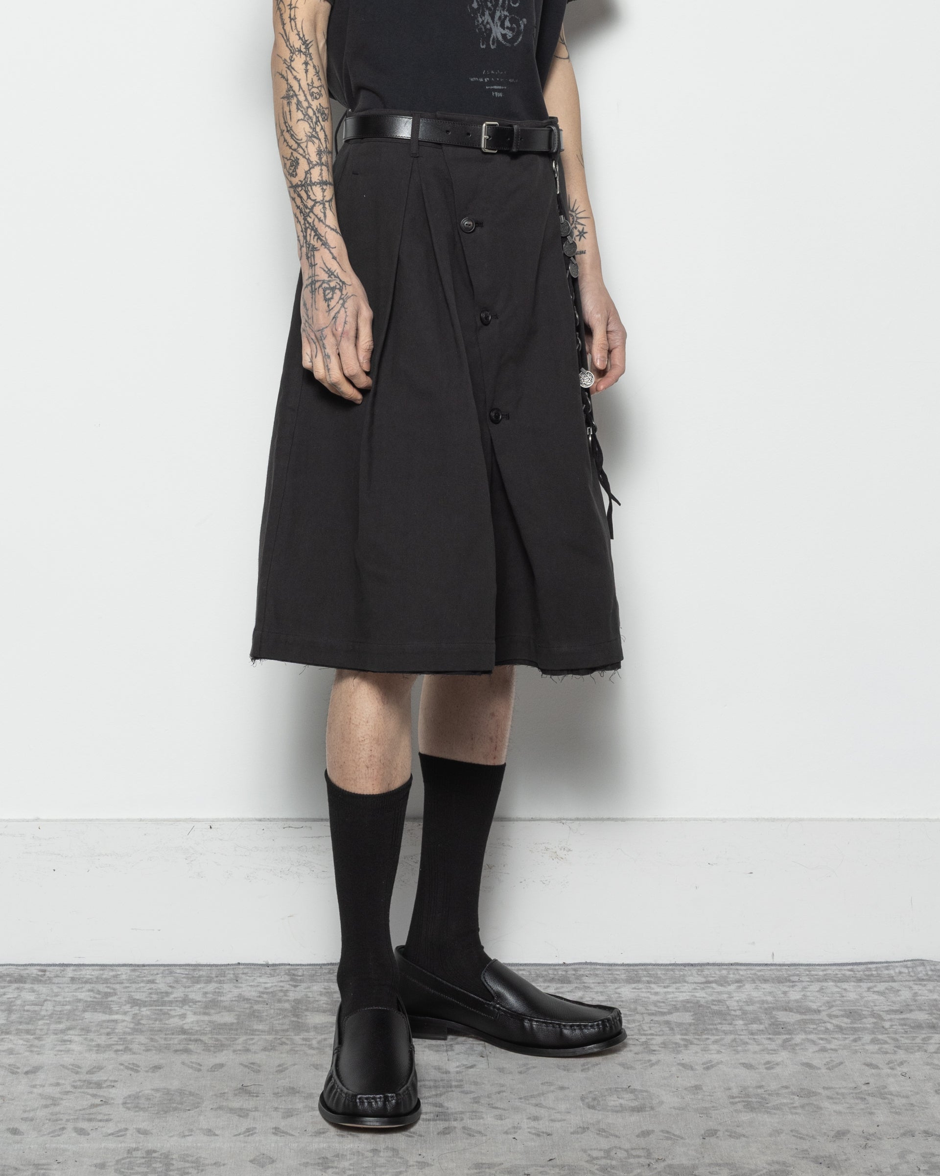 Button Draft Shorts in Black