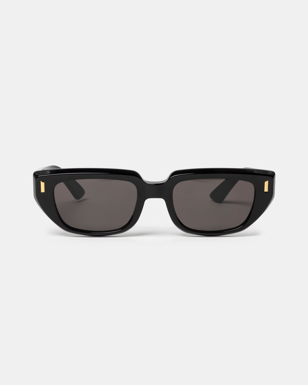 Etezea in Black
