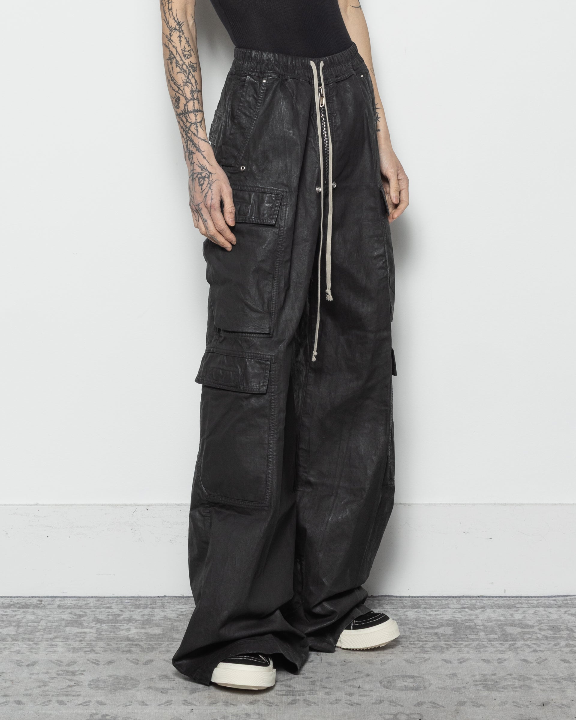 Double Cargo Jumbo Belas in Black