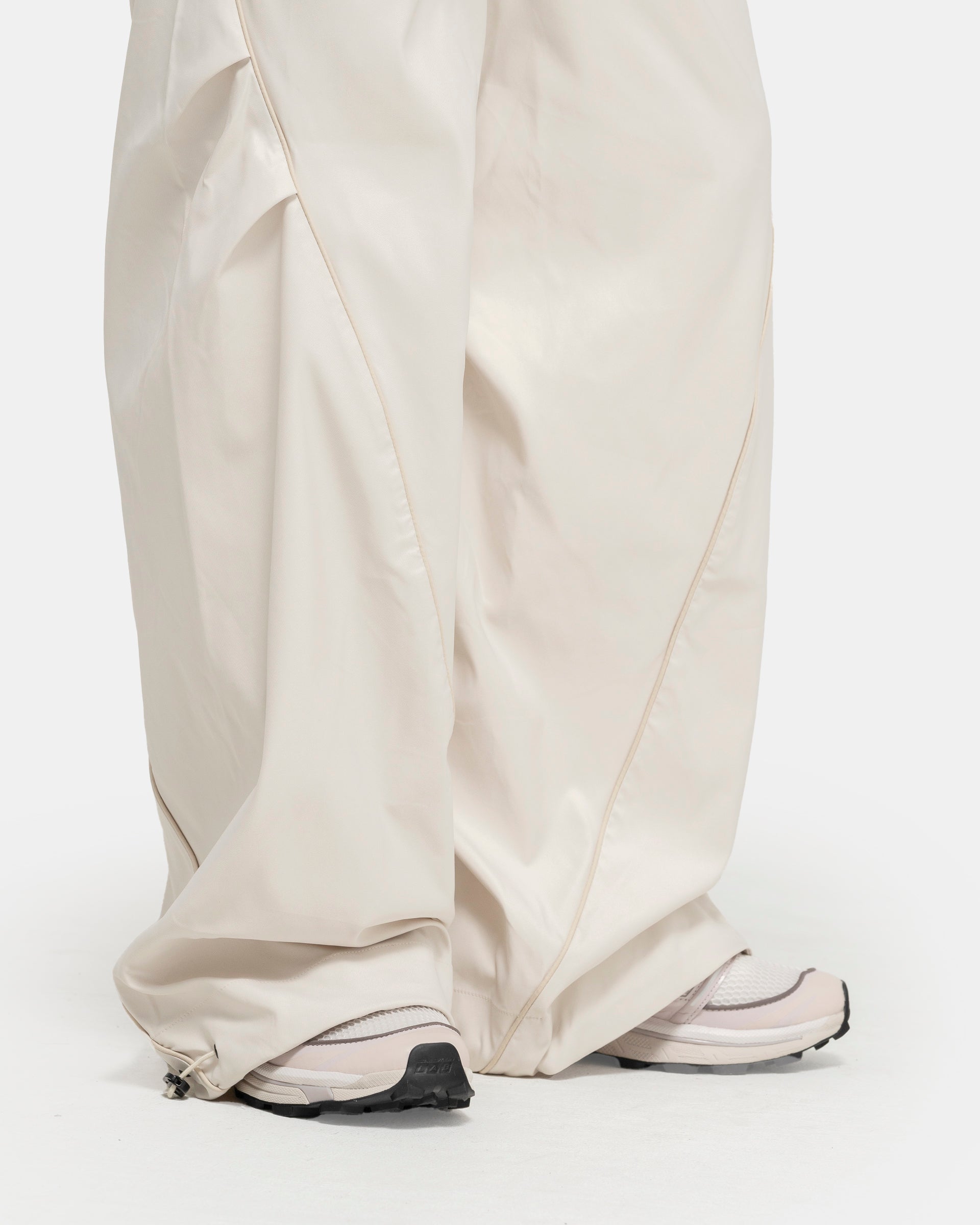 Sinuate Drawstring Pants in White