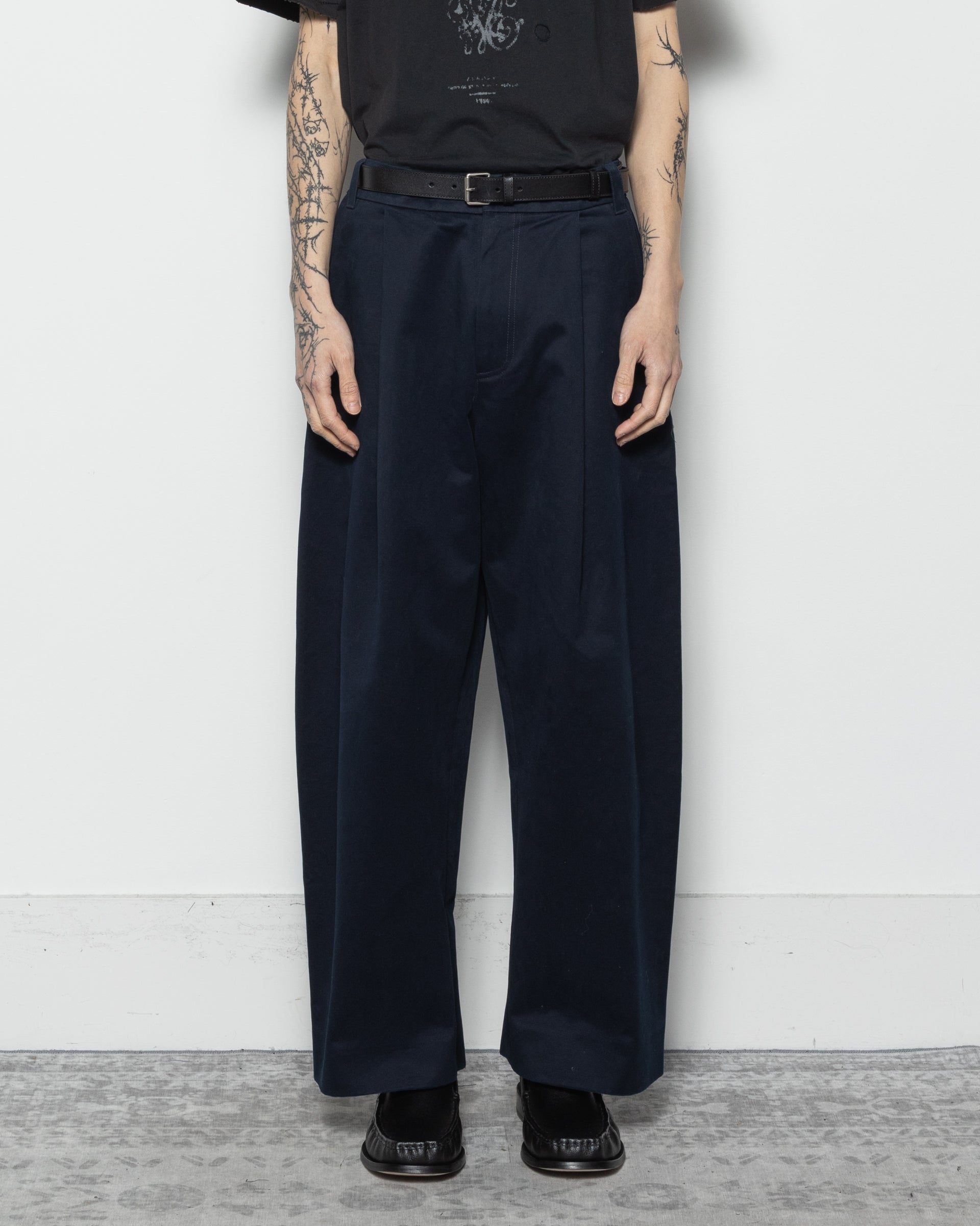 Studio Nicholson Sorte Deep Pleat Pants in Dark Navy | RODEN GRAY