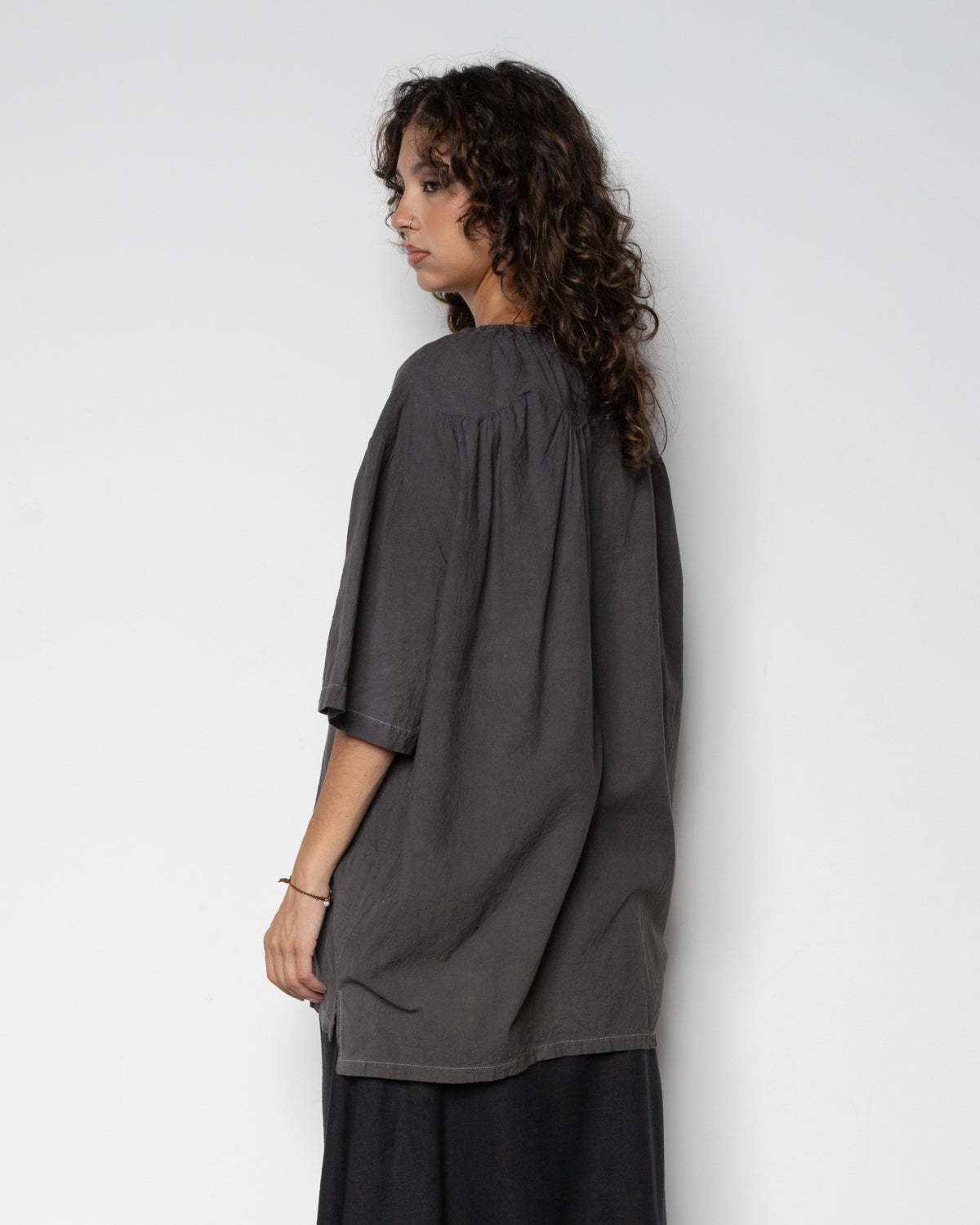 String Neck Pocket Tee in Natural Dyed Dark Grey