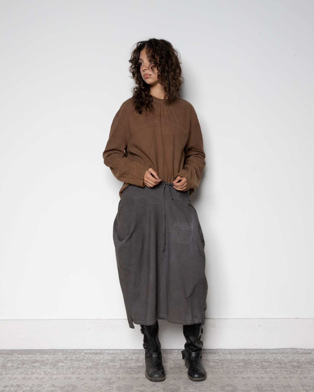 String Neck Pocket Tee in Natural Dyed Dark Grey