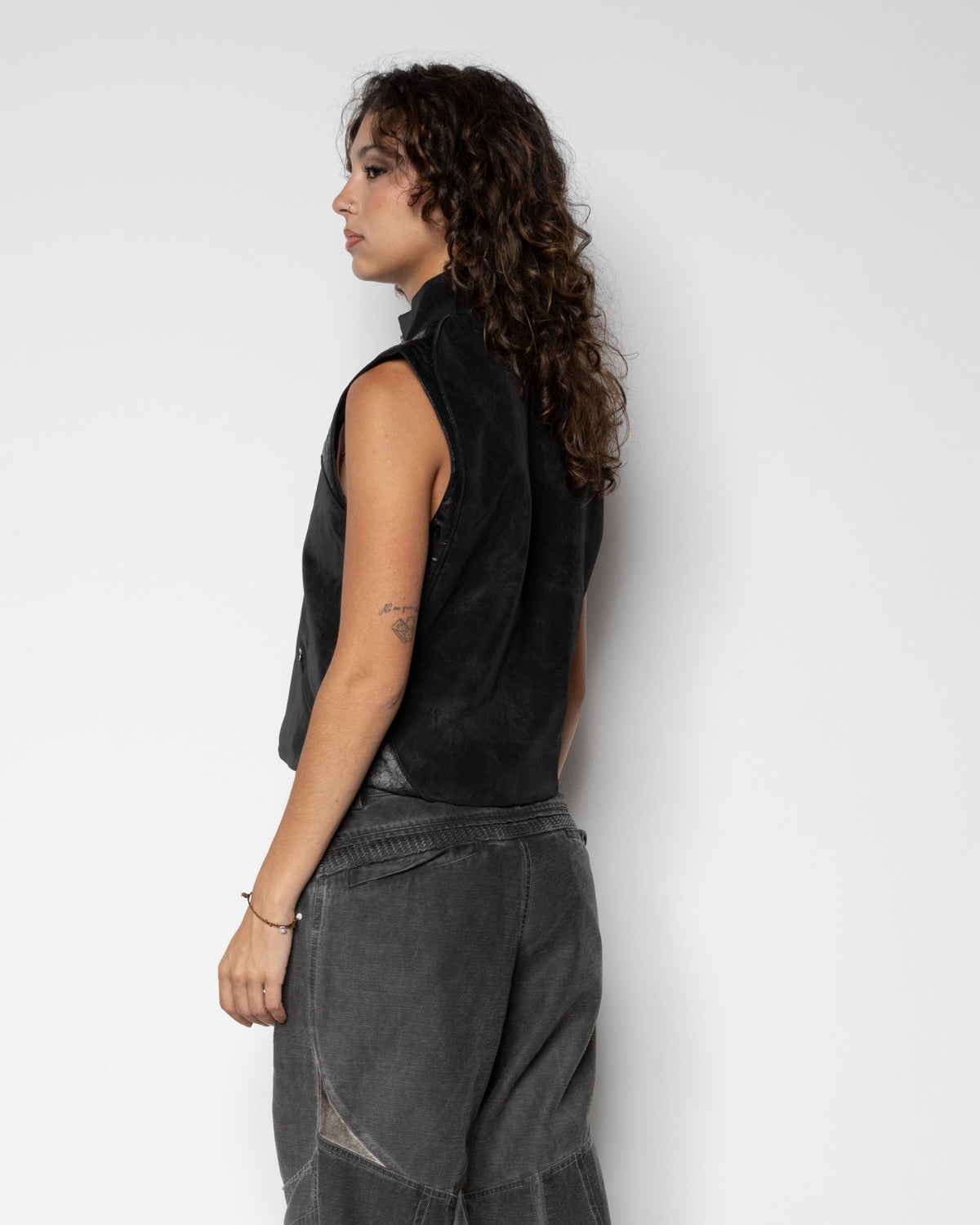 EP.8 Women 01 Vest in Black