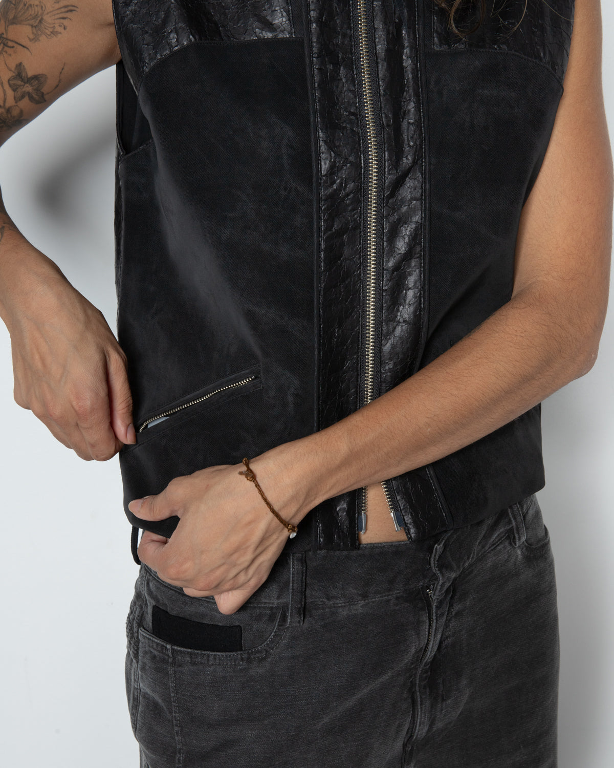 EP.8 Women 01 Vest in Black