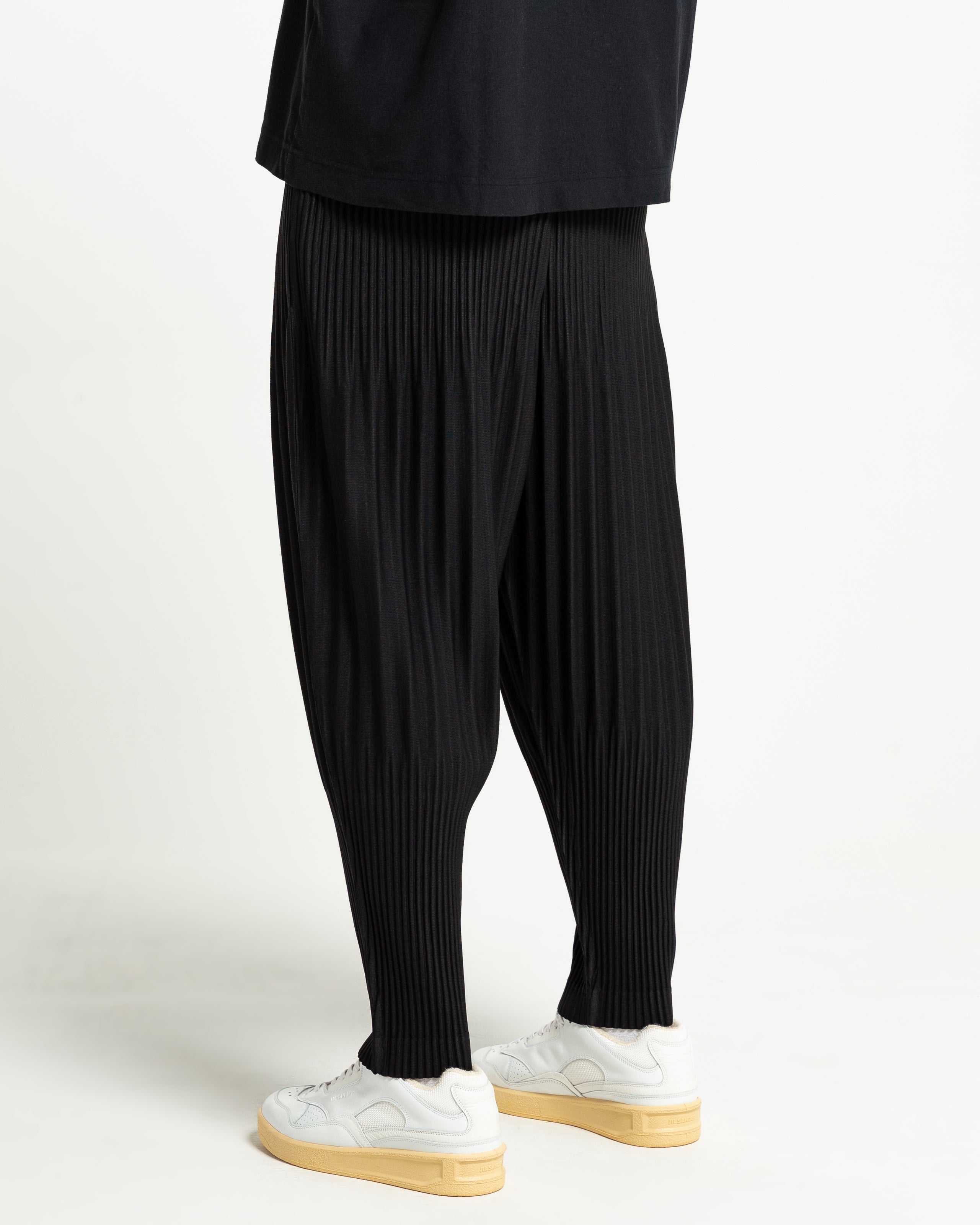 Basic Tapered Pleated Pants in Black