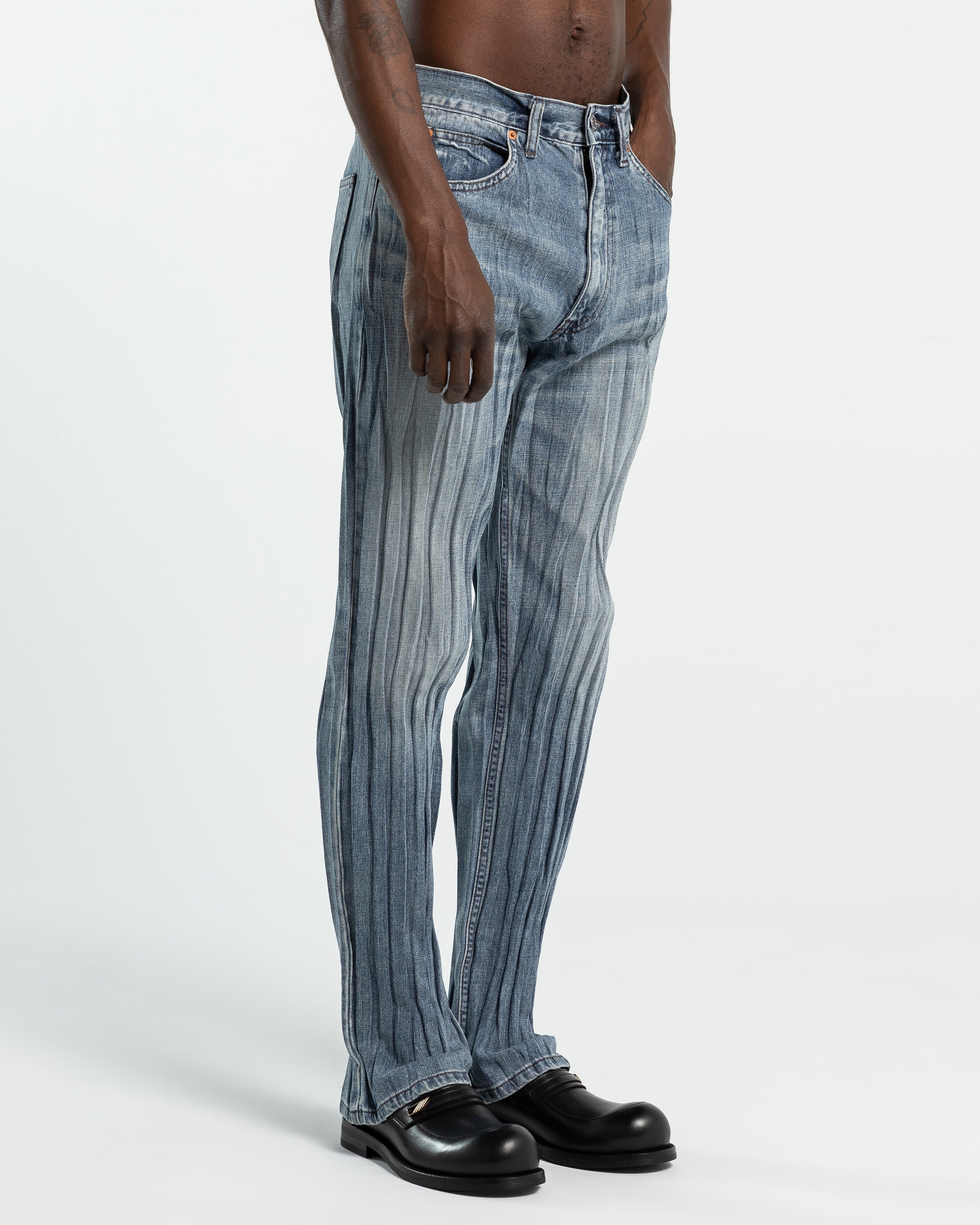 Crinkle Relaxed Fit Jean in Dirty Blue