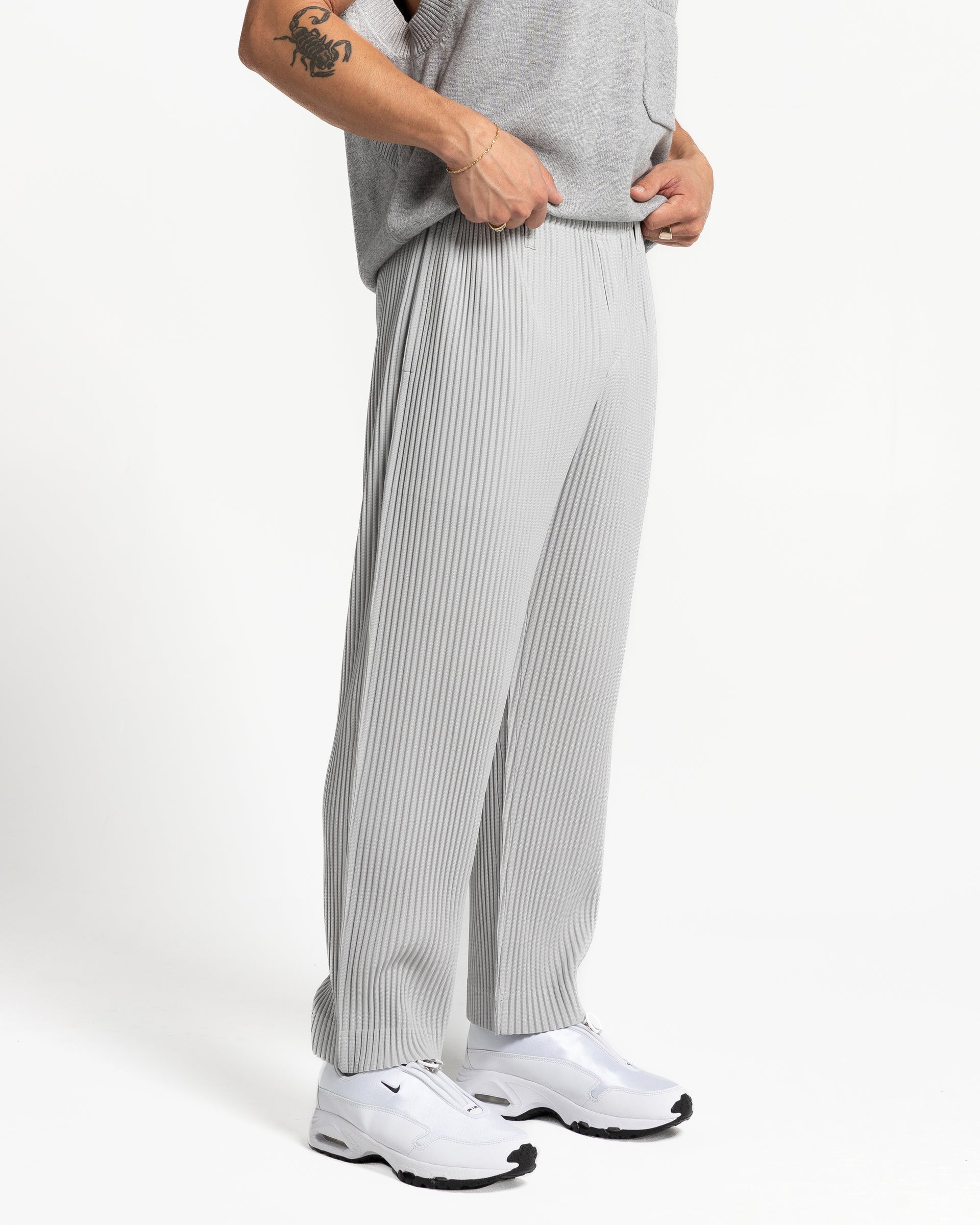 Homme Plissé Issey Miyake - Basic Pleated Trousers in Gray